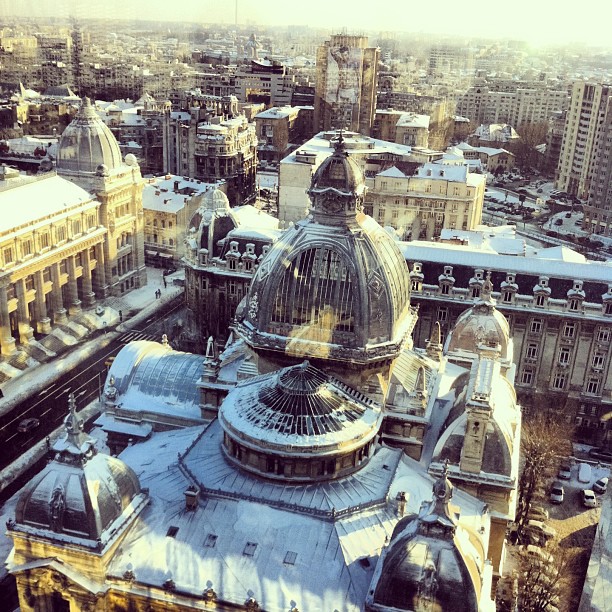 Cupola clădirii Casei de Economii şi Consemnaţiuni, văzută din turnul Bucharest Financial Plaza, fostul Bancorex 